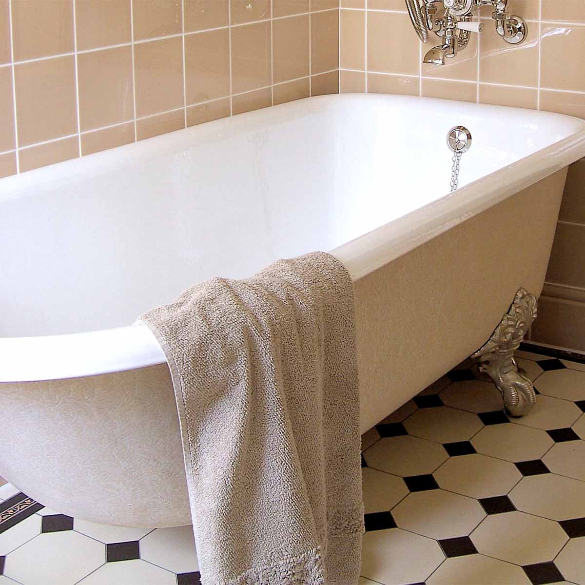 Heritage Essex Single Ended Cast Iron Freestanding Bath 1700x700mm lifestyle