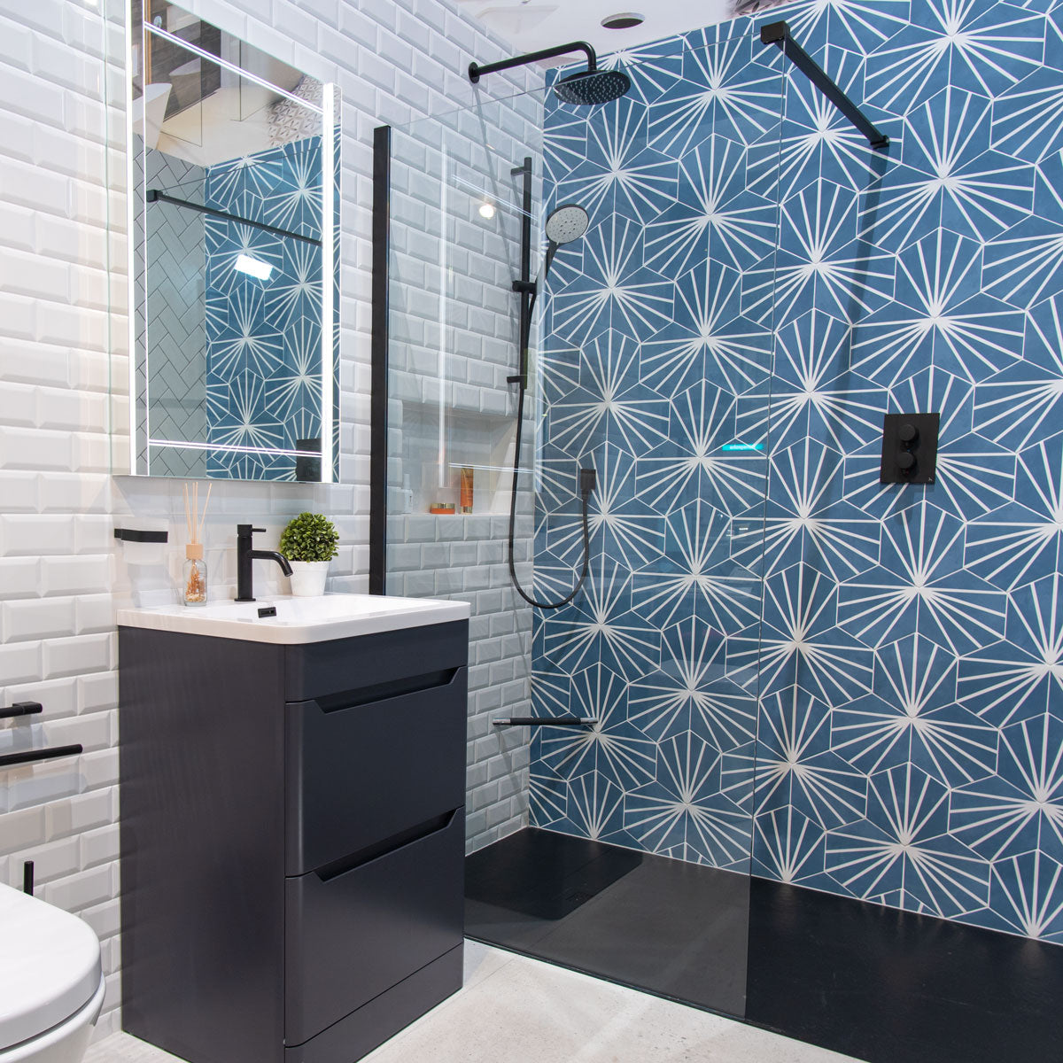 Granlusso 8 Clear Glass Wetroom Shower Screen - Matt Black