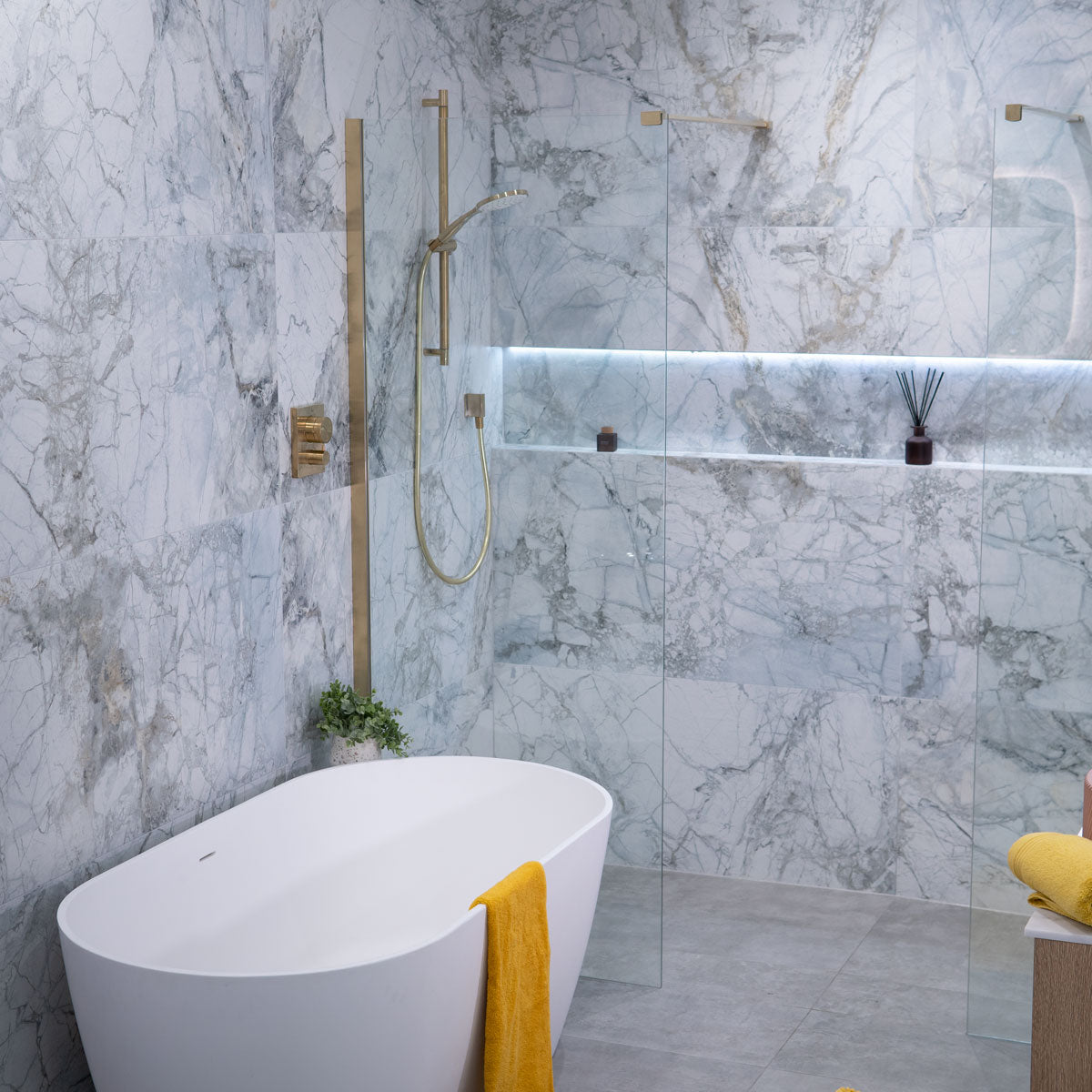 Granlusso 8 Clear Glass Wetroom Shower Screen - Brushed Brass