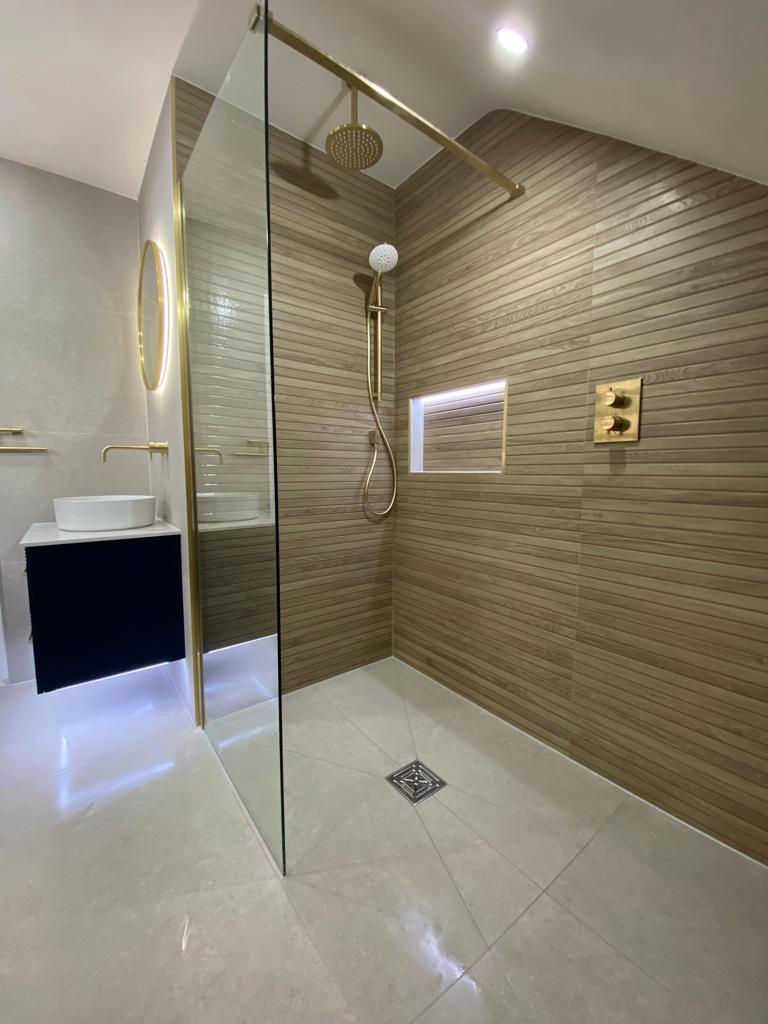 Granlusso 8 Clear Glass Wetroom Shower Screen - Brushed Brass