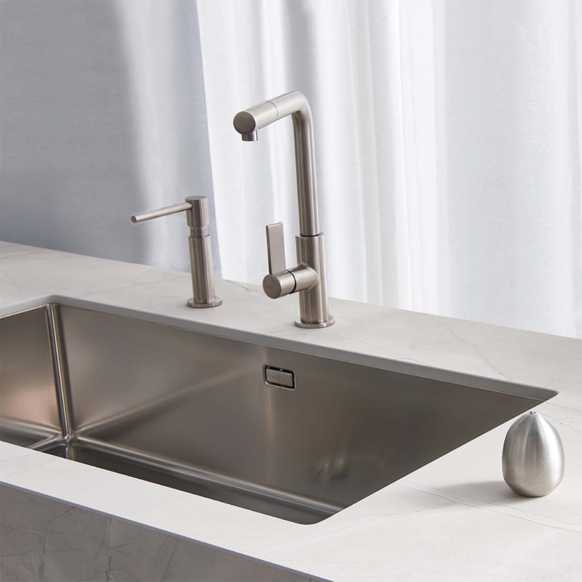 Foster vela plus aesthetica single lever kitchen tap brushed feature 2