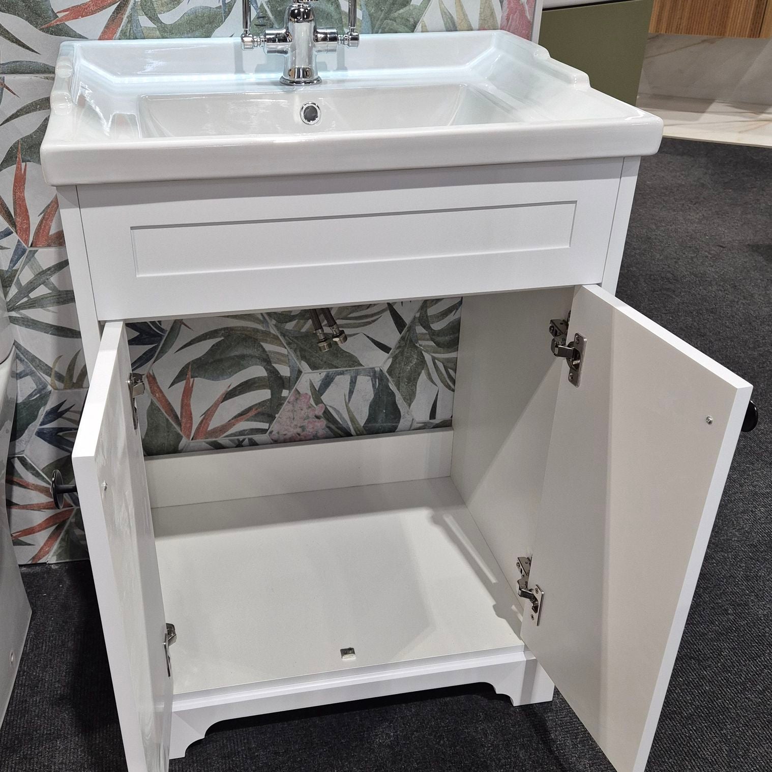 Granlusso Ailesbury Floorstanding 2-Door Vanity Unit and Basin