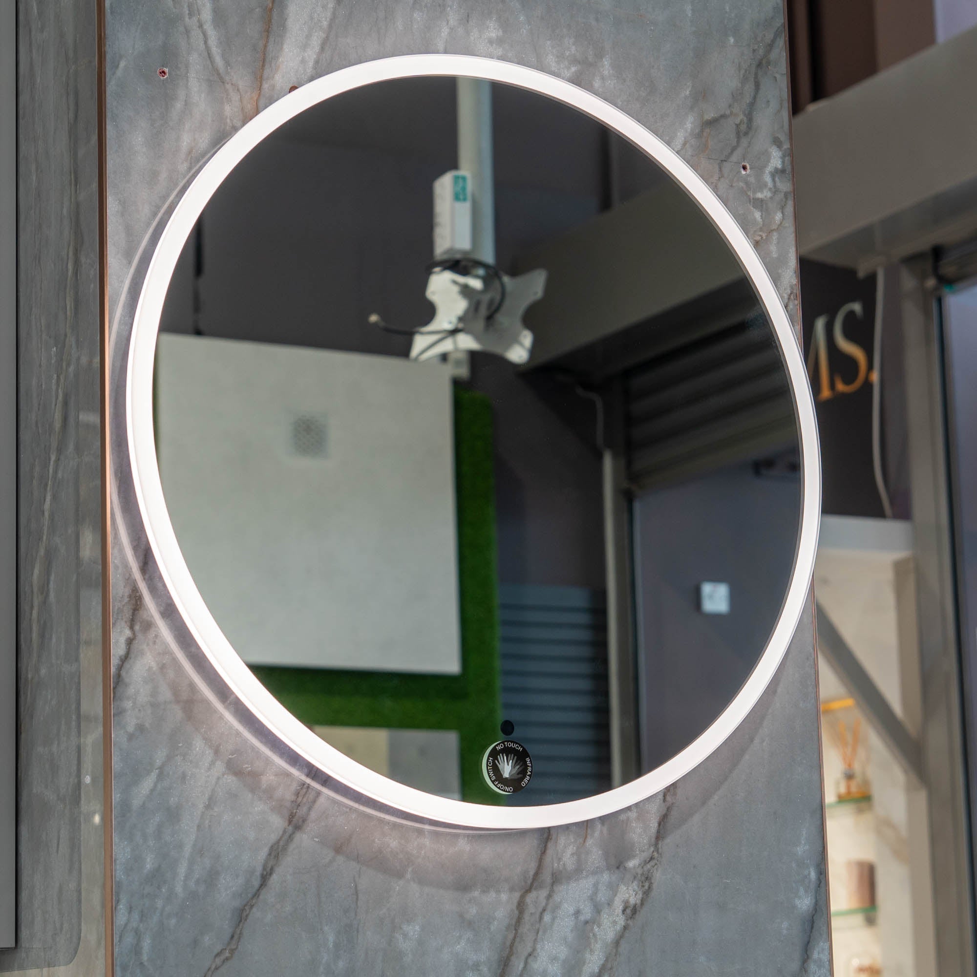 Granlusso Lux Round LED Illuminated Fog Free Mirror