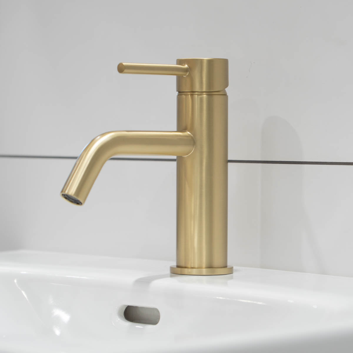 Deluxe Pembroke Basin Mixer With Click-Clack Waste - Brushed Brass