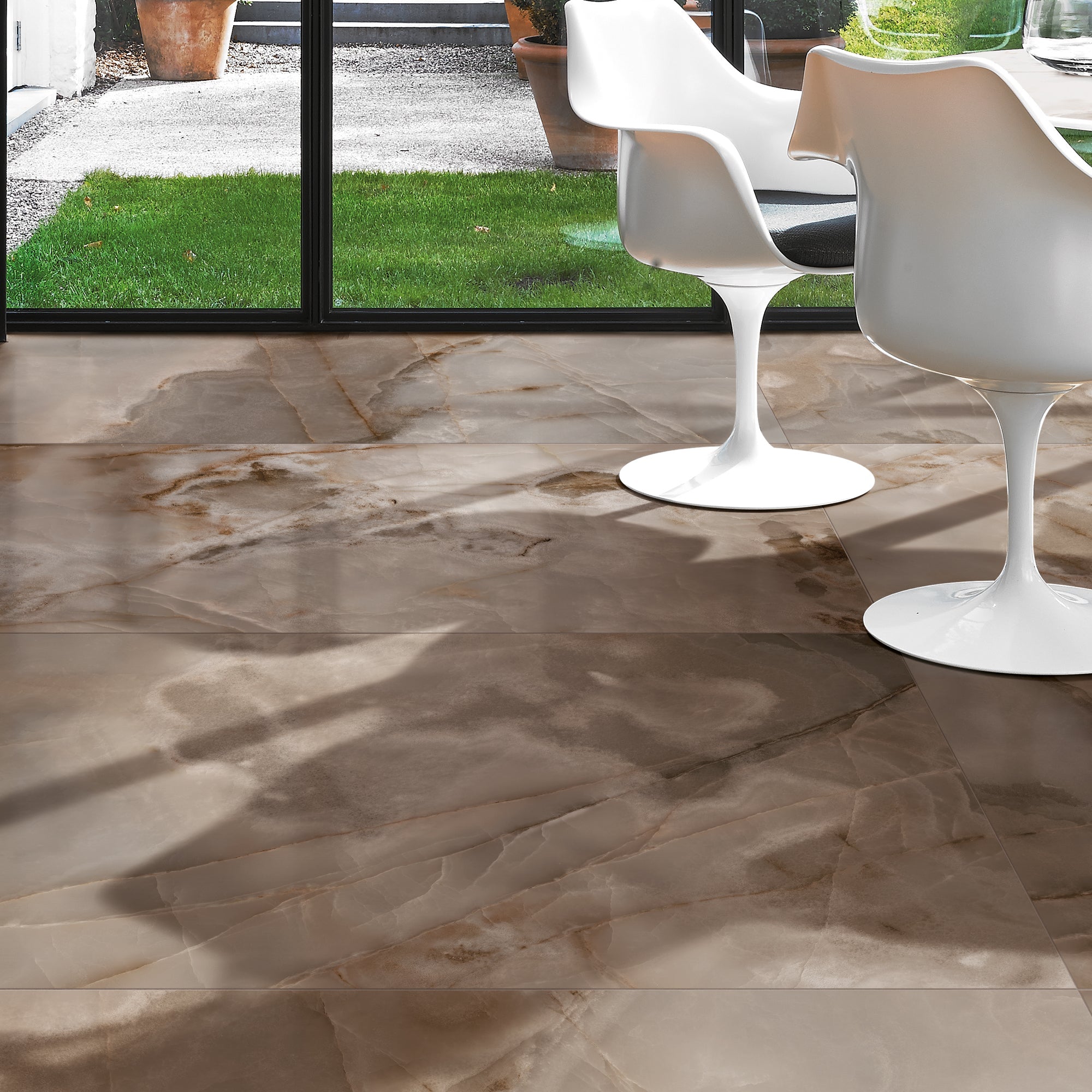 Lifestyle image of the Rêves Choco Onyx-effect porcelain tile, supplied by Deluxe Bathrooms.