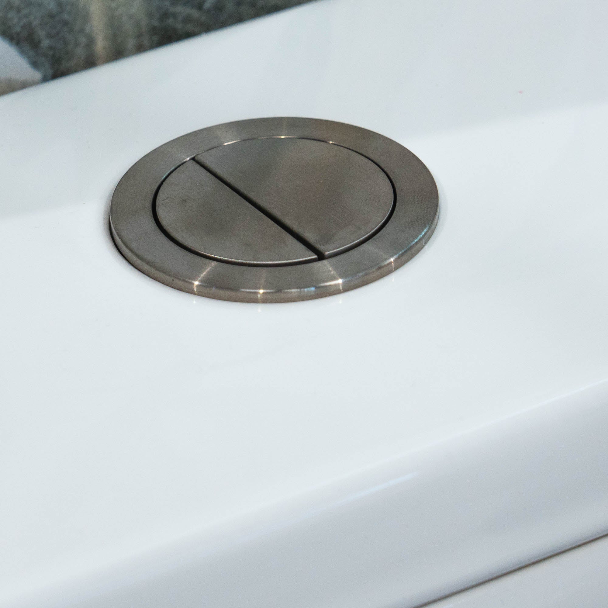 Granlusso Round Dual Flush Button With A Pair of White Hinge Covers